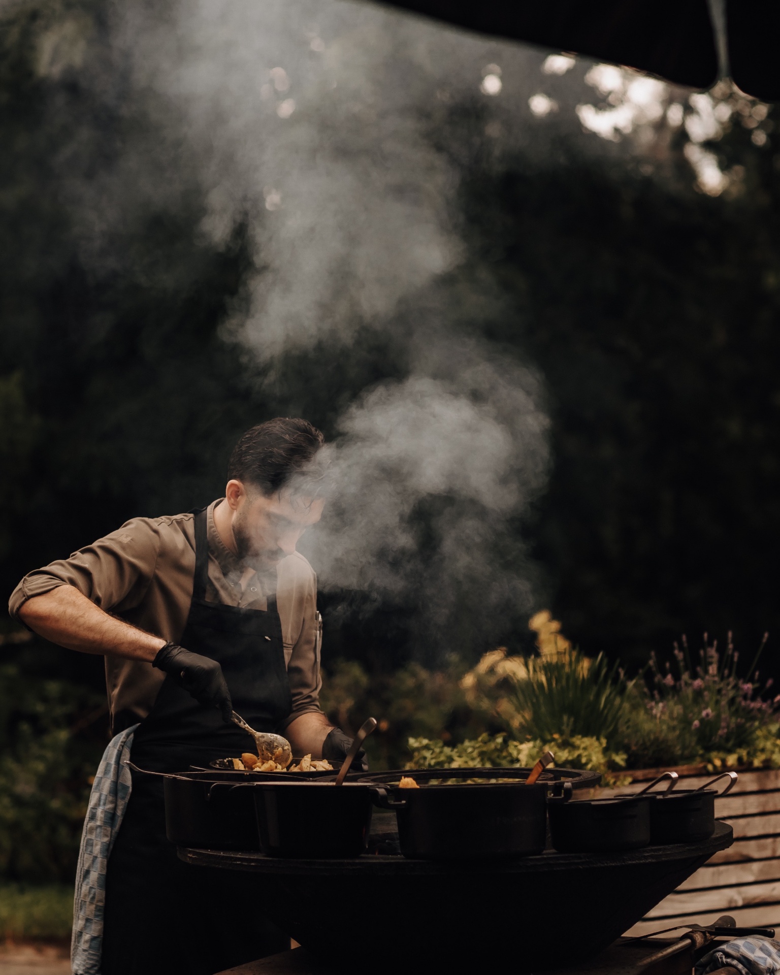 Darío Maggio cocinando al fuego en exterior