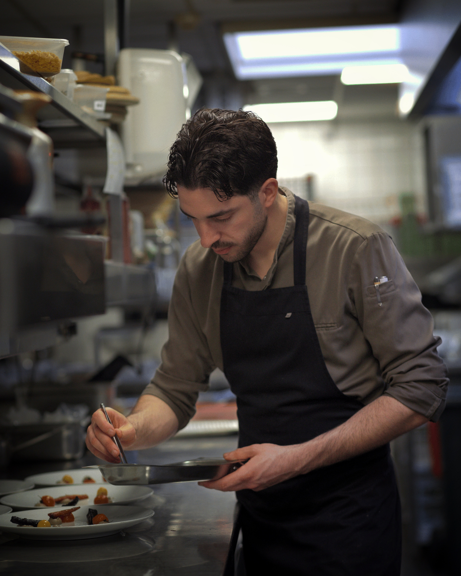 Darío Maggio plateando en cocina profesional
