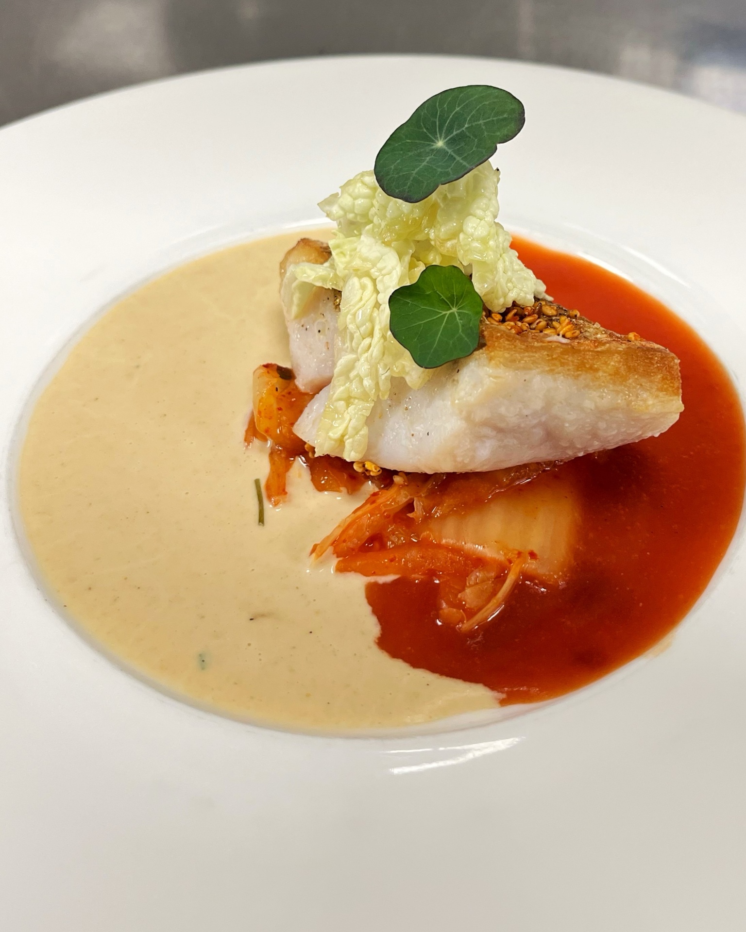 Gallineta nordica, mix de semamo, col blanca, kimchi, buerre blanc de tomate y tahini