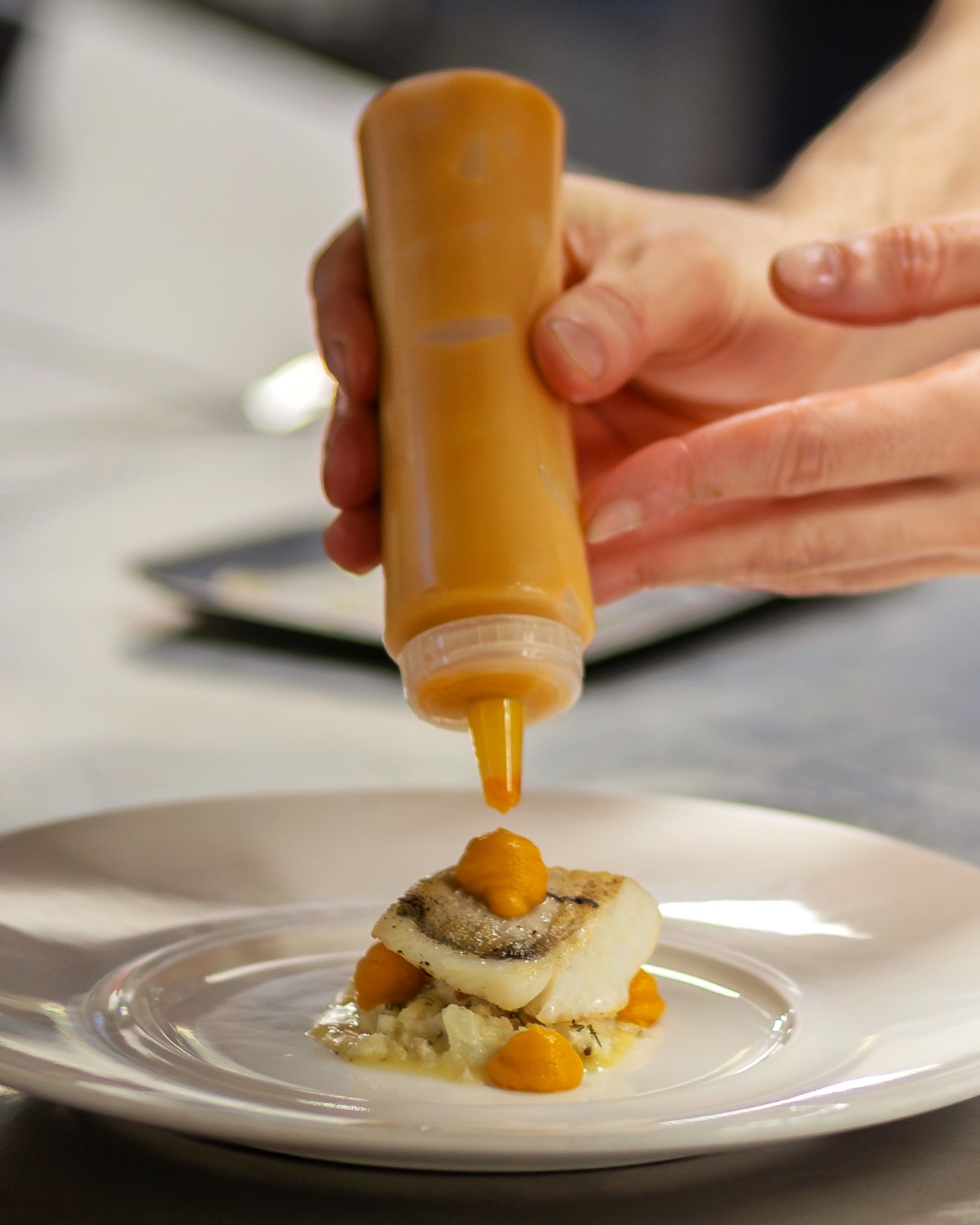 Abadejo (eglefino) asado, cous cous cremoso de coliflor, crema de boniato