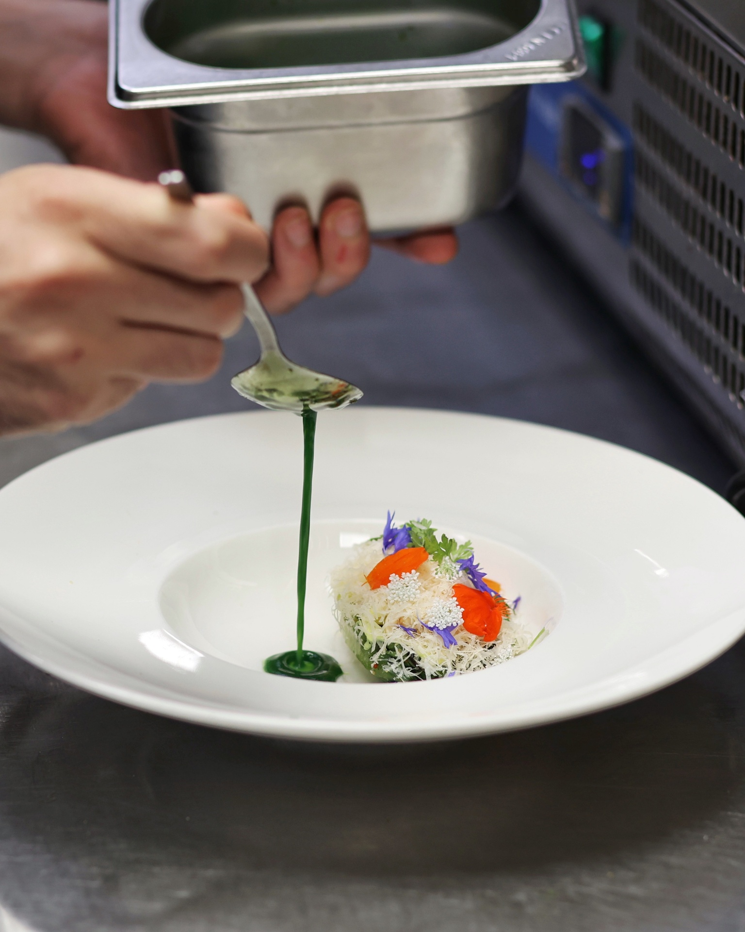 Plato con flores comestibles y aceite verde